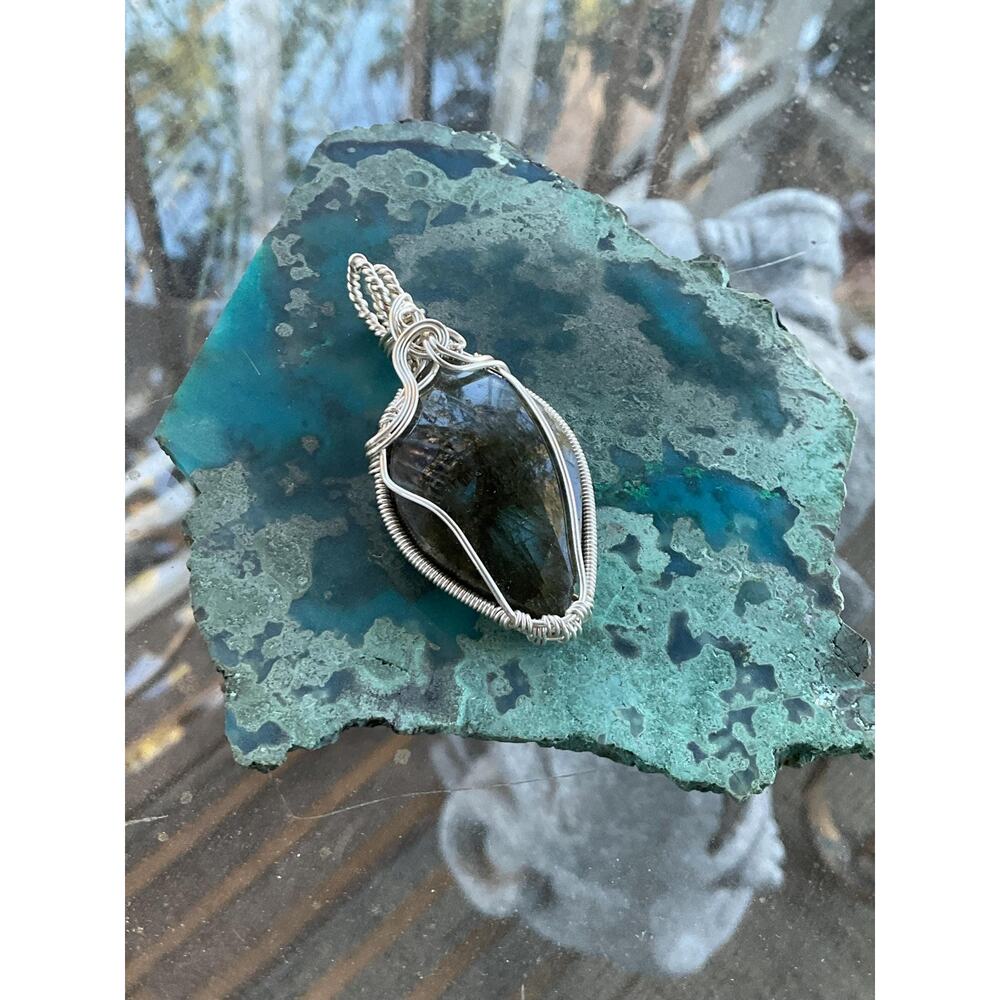Handcrafted Labradorite Pendant - Picture 2 of 10